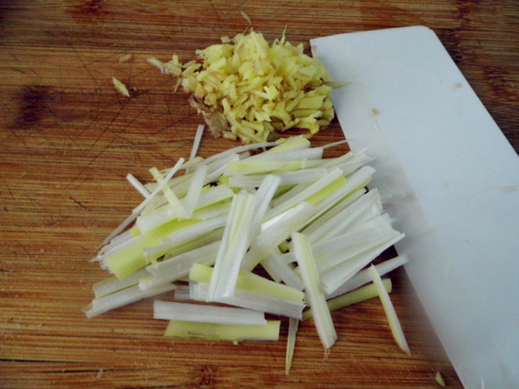 芹菜番茄炒肉丝步骤2