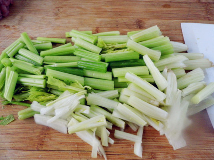 芹菜番茄炒肉丝步骤4