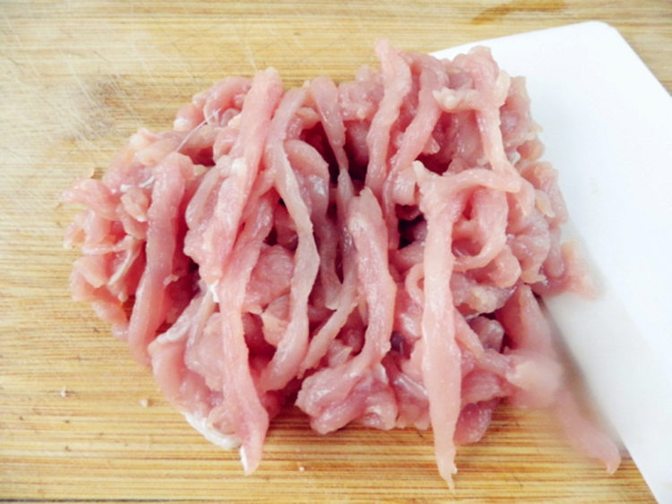 芹菜番茄炒肉丝步骤3