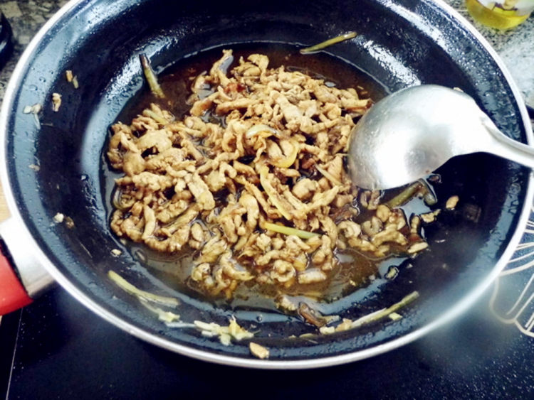 芹菜番茄炒肉丝步骤7