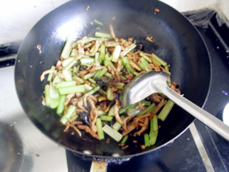 芹菜竹笋炒肉丝步骤5
