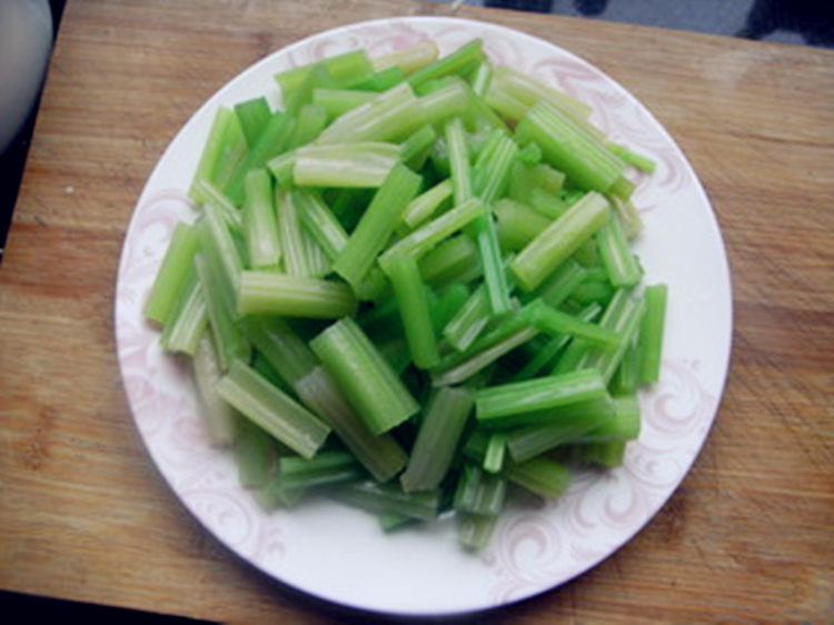 芹菜竹笋炒肉丝步骤2