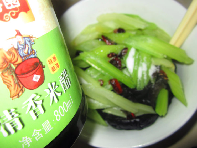 西芹拌黑木耳步骤7