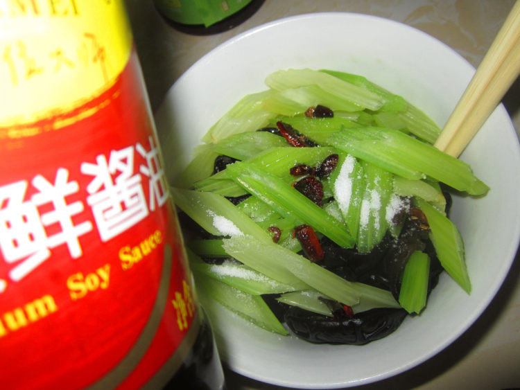 西芹拌黑木耳步骤8