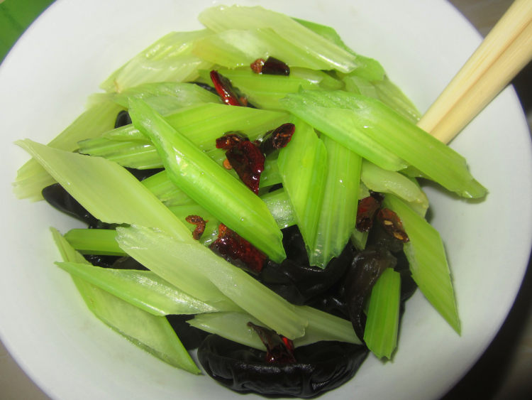 西芹拌黑木耳步骤6