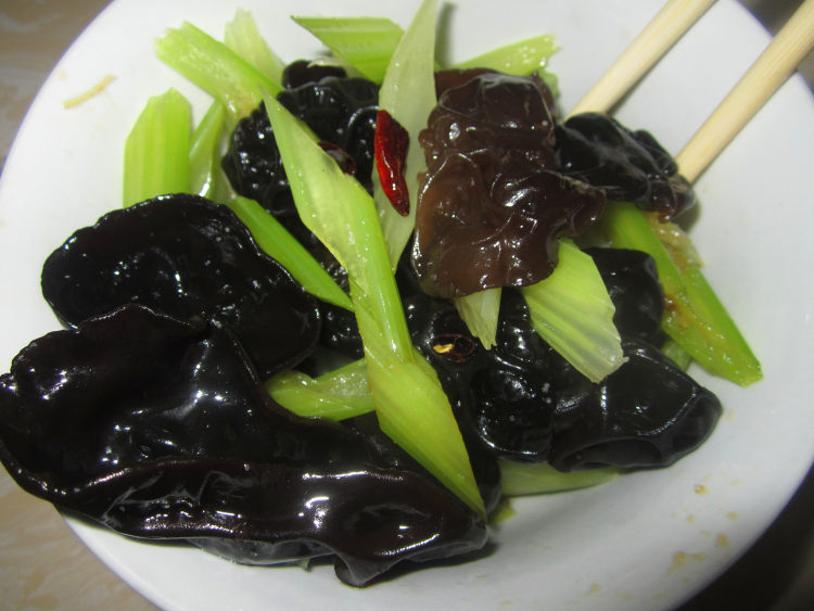 西芹拌黑木耳步骤9