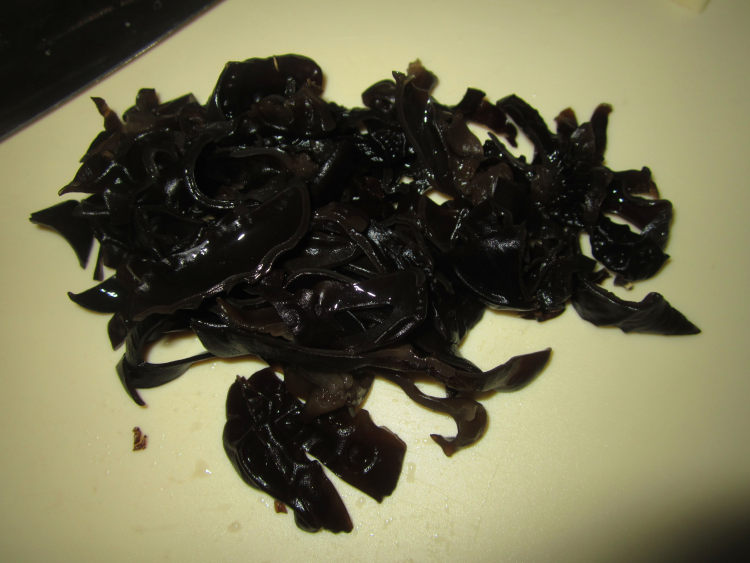 芹菜木耳炒土豆丝步骤3