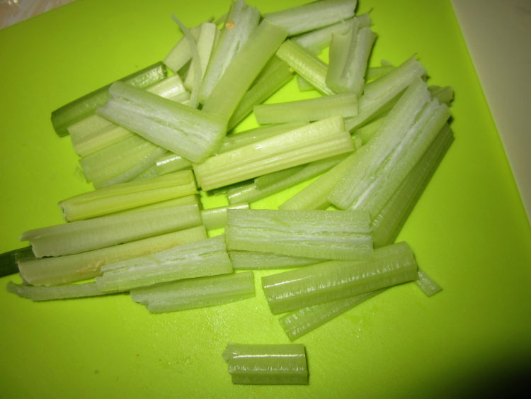 芹菜木耳炒土豆丝步骤2