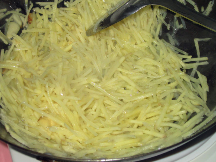 芹菜木耳炒土豆丝步骤6