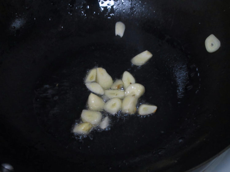 芹菜木耳炒土豆丝步骤5