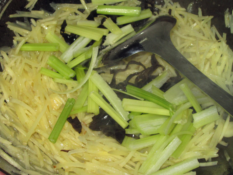 芹菜木耳炒土豆丝步骤7