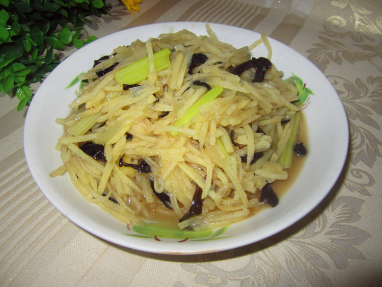 芹菜木耳炒土豆丝步骤10