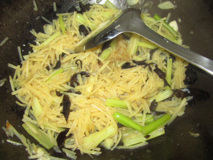 芹菜木耳炒土豆丝步骤9