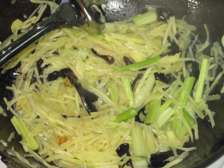 芹菜木耳炒土豆丝步骤8