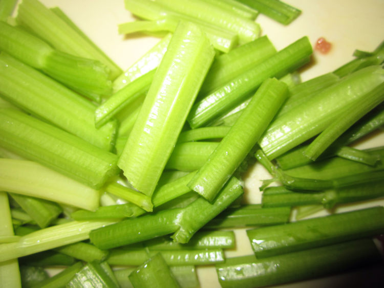 芹菜蘑菇炒肉步骤2
