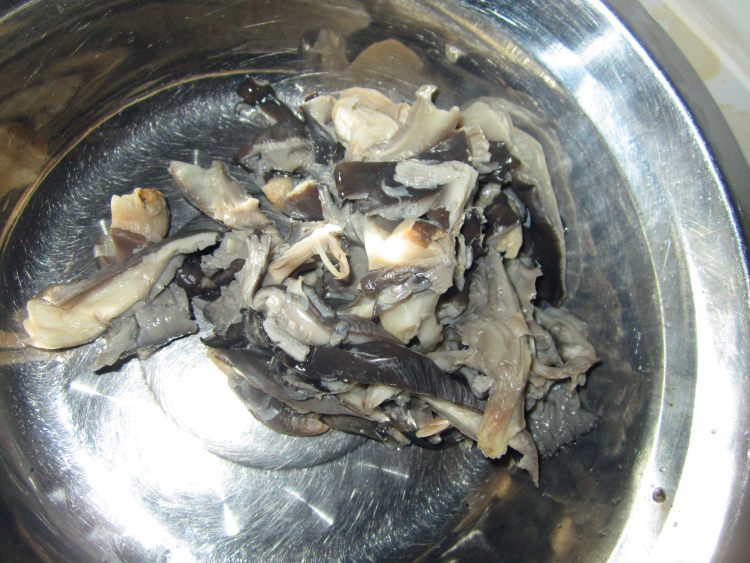 芹菜蘑菇炒肉步骤1