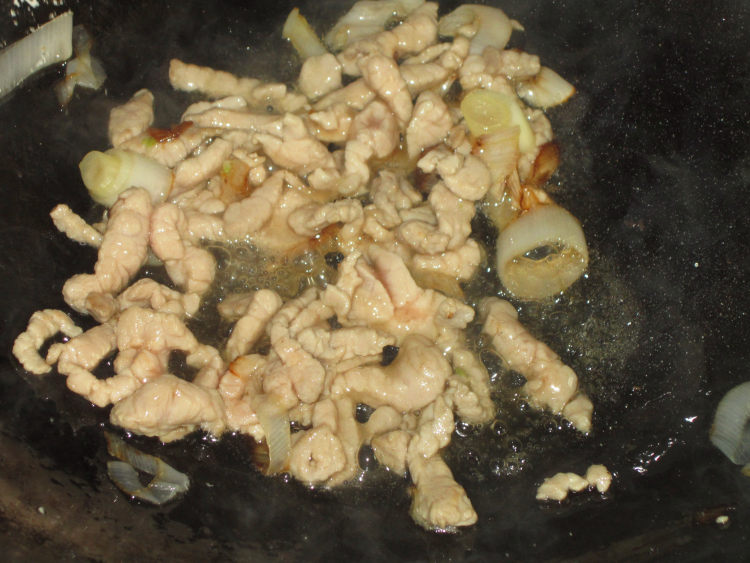 芹菜蘑菇炒肉步骤5