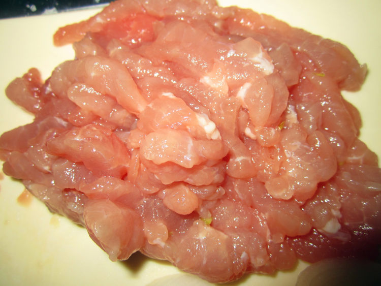 芹菜蘑菇炒肉步骤3