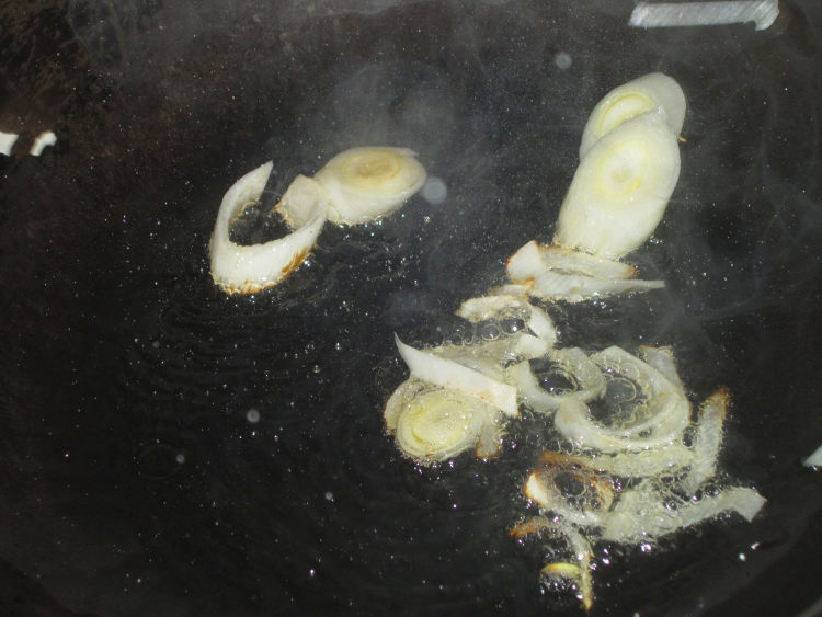 芹菜蘑菇炒肉步骤4