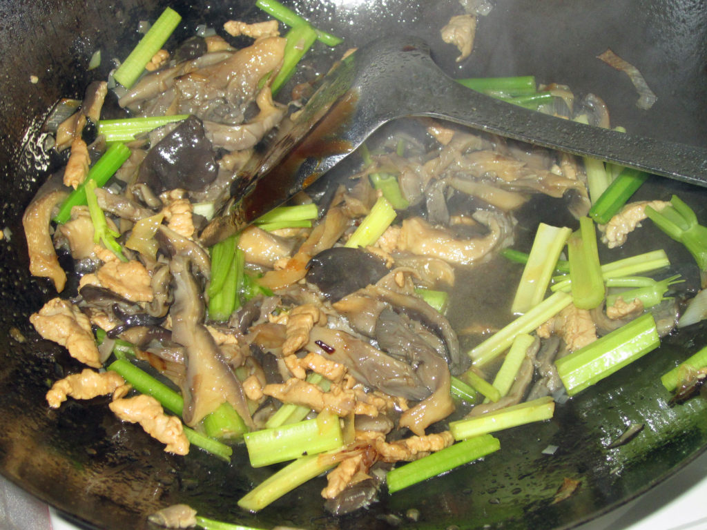 芹菜蘑菇炒肉步骤8