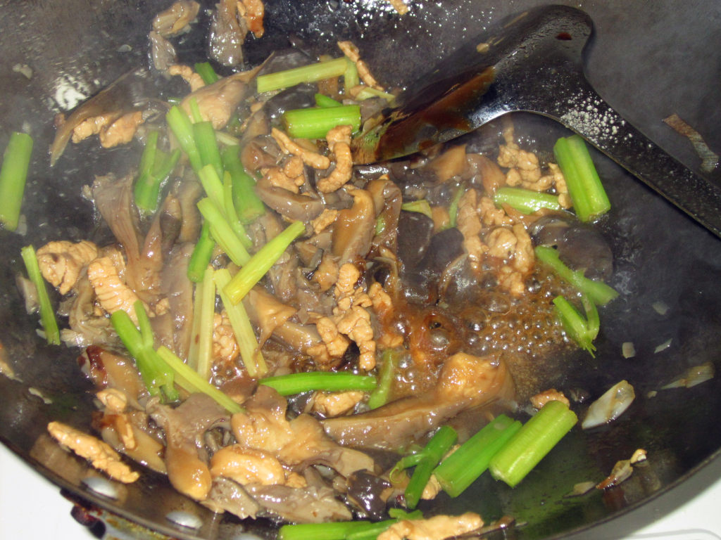 芹菜蘑菇炒肉步骤9
