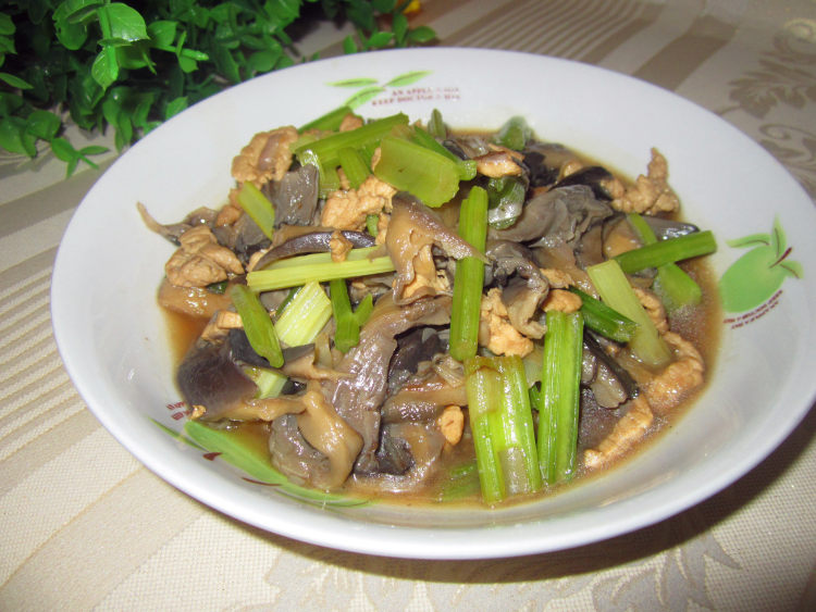 芹菜蘑菇炒肉步骤10