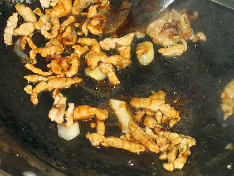 芹菜蘑菇炒肉步骤6