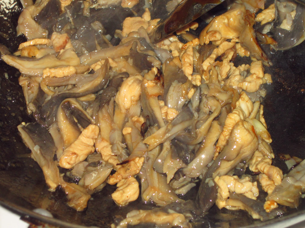 芹菜蘑菇炒肉步骤7