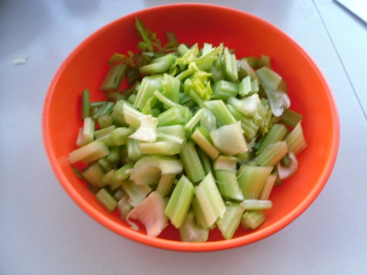 鱼丸烧芹菜步骤2