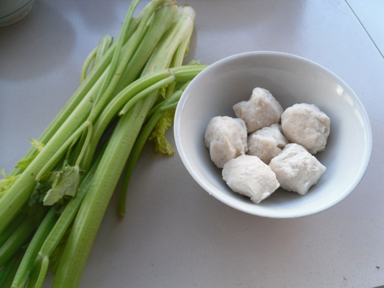 鱼丸烧芹菜步骤1
