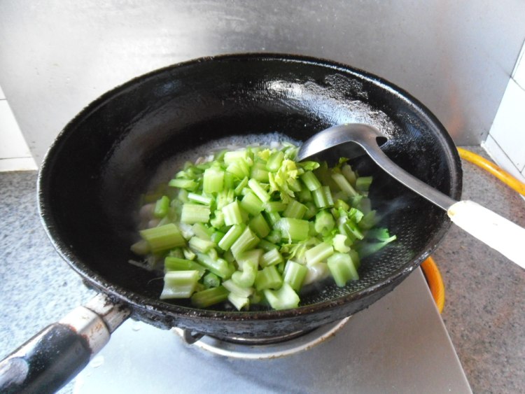 鱼丸烧芹菜步骤7