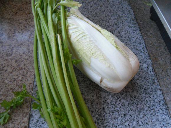 白菜条炒芹菜步骤1