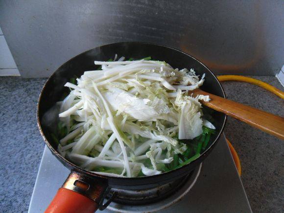 白菜条炒芹菜步骤7