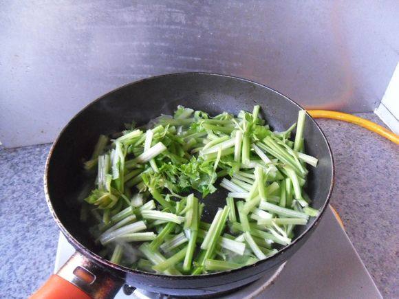 白菜条炒芹菜步骤5