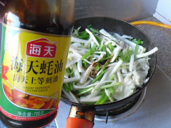 白菜条炒芹菜步骤8