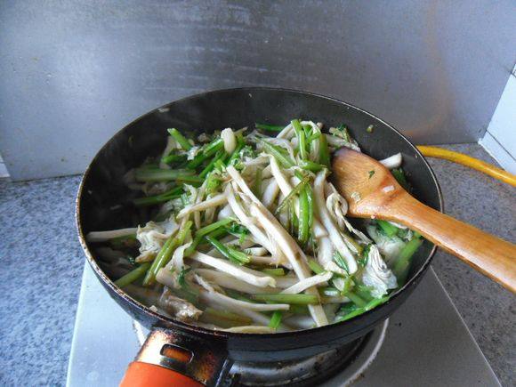 白菜条炒芹菜步骤9