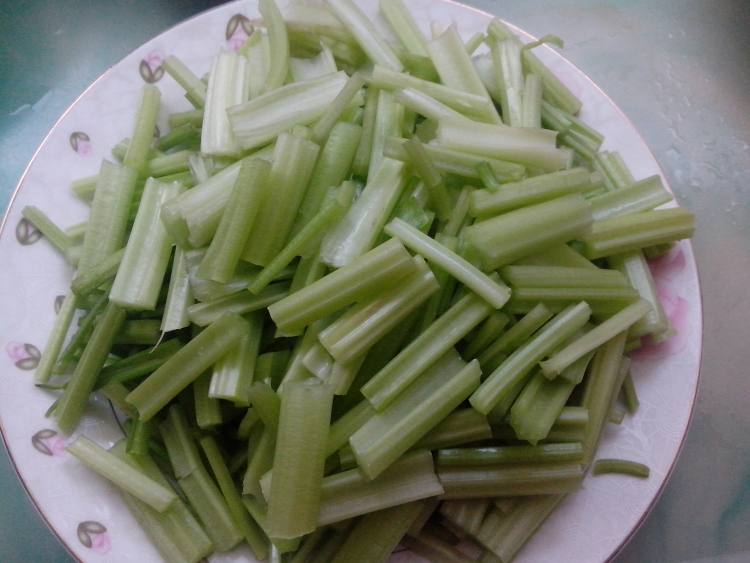 芹菜肉丝步骤1