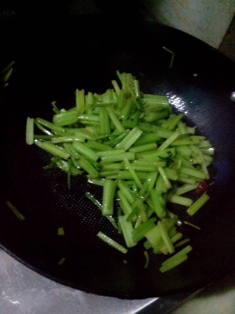 芹菜肉丝步骤3
