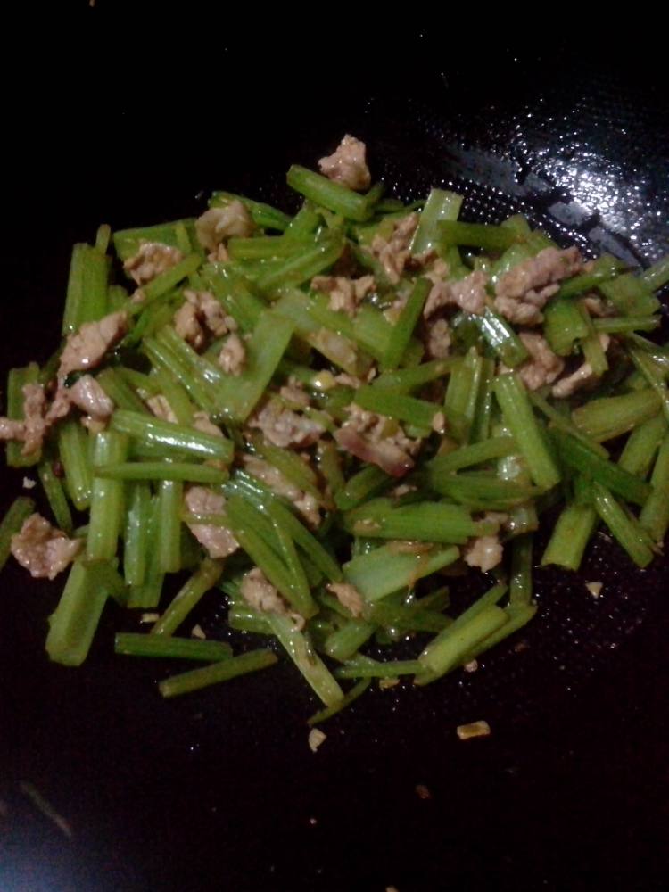 芹菜肉丝步骤5