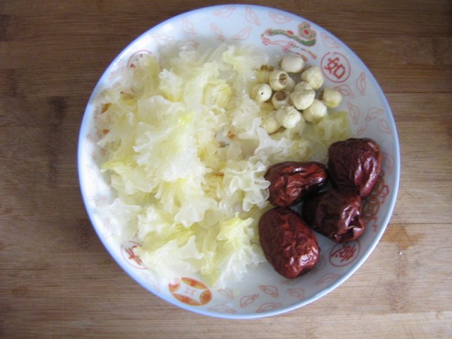 银耳红枣莲子羹步骤2