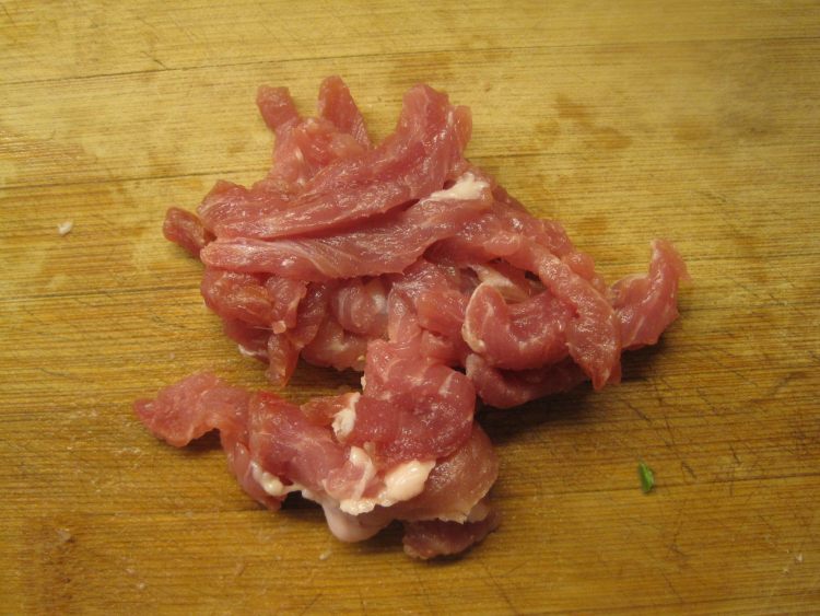 芹菜香干炒肉丝步骤2