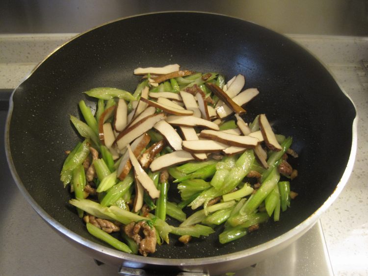 芹菜香干炒肉丝步骤6