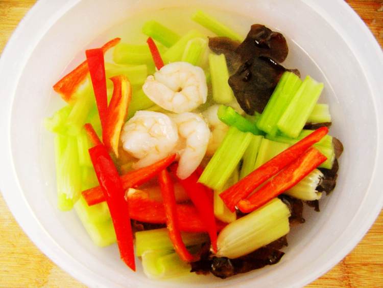 虾仁炝拌芹菜步骤6