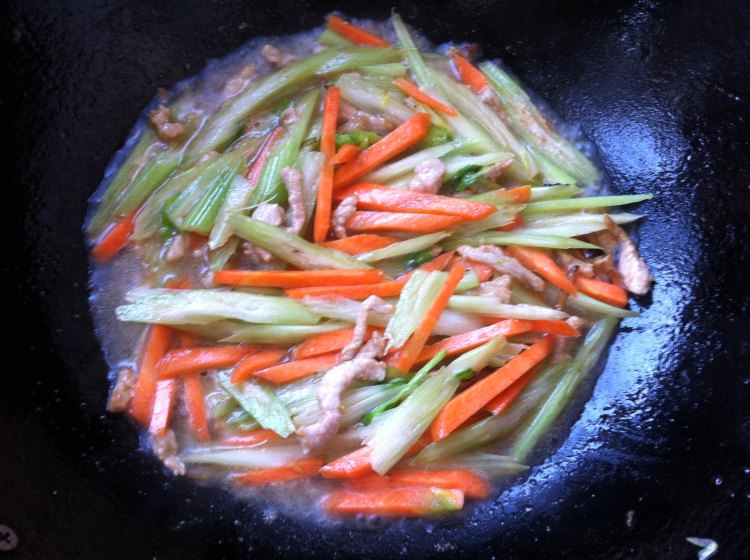 芹菜胡萝卜炒肉步骤5