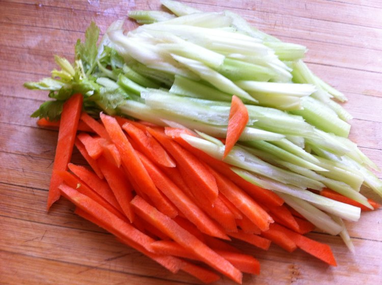 芹菜胡萝卜炒肉步骤2