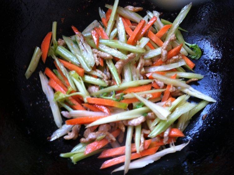 芹菜胡萝卜炒肉步骤4