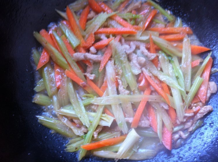 芹菜胡萝卜炒肉步骤6