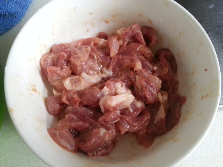 芹菜尖椒炒肉丝步骤1
