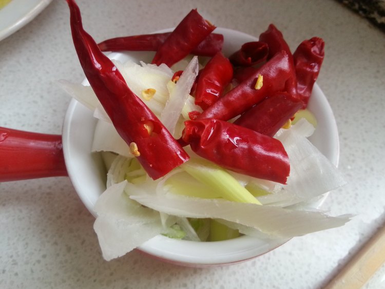 芹菜尖椒炒肉丝步骤3