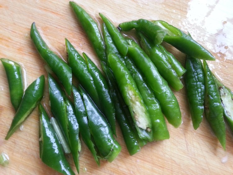 芹菜尖椒炒肉丝步骤4